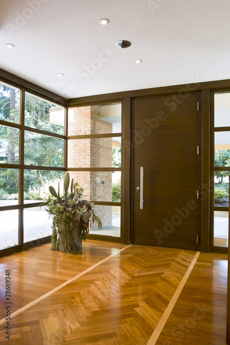 Photo: entrata con porta principale e pavimento di legno entrata con porta principale e pavimento di legno