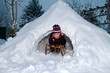 Mädchen mit Schlitten in der Schneehöhle