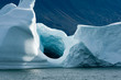 Eisberg mit Höhle