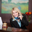 Foto: lächelnde hotelangestellte am telefon lächelnde hotelangestellte am telefon