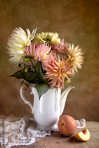 Photo: Dahlien und Pfirsich Dahlien und Pfirsich