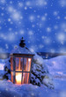 alte grosse Laterne mit Kerzenlicht im Schnee alte grosse Laterne mit Kerzenlicht im Schnee
