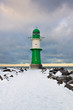 Die Mole in Warnemünde im Winter.