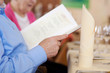 Photo: ältere gäste lesen speisekarte ältere gäste lesen speisekarte