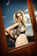 Ernstes blondes Model