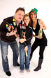 Junge Familie feiert eine Silvesterparty
