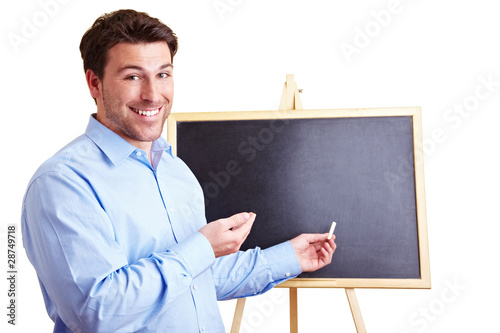 Photo: Lachender Lehrer vor Tafel Lachender Lehrer vor Tafel