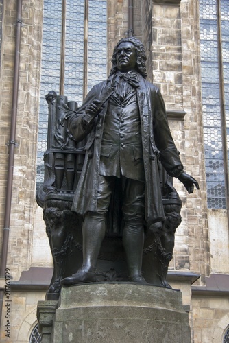 Photo: Carl Seffner's 1908 J.S. Bach statue, St. Thomas Church, Leipzig Carl Seffner's 1908 J.S. Bach statue, St. Thomas Church, Leipzig