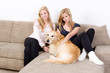 2 frauen zuhause mit hund