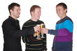 Männer trinken Bier