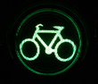 Grüne Ampel für Radfahrer bei Nacht