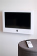 Flachbildschirm TV mit Fernbedienung 2