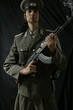 Offizier mit Kalaschnikow Maschinengewehr 4