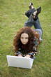 Foto: Woman working on her laptop in a park. Woman working on her laptop in a park.