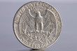 Quarter Dollar auf metallischem Hintergrund