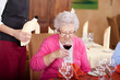 Photo: ältere dame trinkt rotwein im restaurant ältere dame trinkt rotwein im restaurant