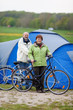 ehepaar mit fahrrad im urlaub