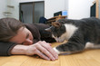 Photo: junge Frau mit Katze junge Frau mit Katze