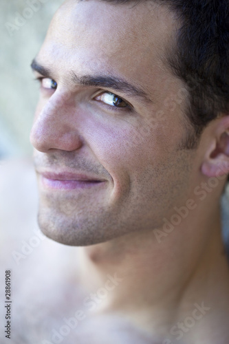 Photo: Beau jeune homme garçon viril mâle européen modèle sourire Beau jeune homme garçon viril mâle européen modèle sourire