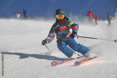 Photo: Skikid carvt auf Skipiste Skikid carvt auf Skipiste