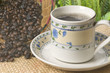 Tasa con café  y granos  de café