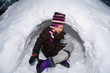 Mädchen im Iglu