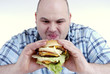 Foto: Mann mit Cheeseburger Mann mit Cheeseburger