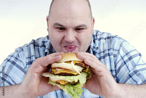 Foto: Mann mit Cheeseburger Mann mit Cheeseburger