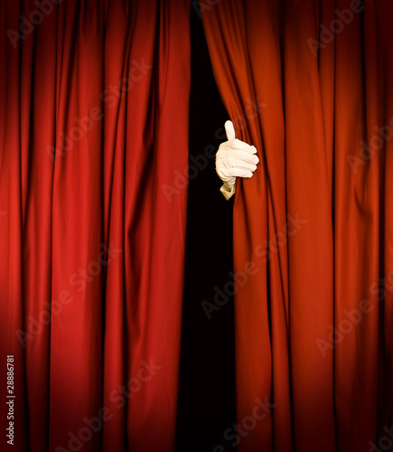 Foto: Magician behind red curtains Magician behind red curtains