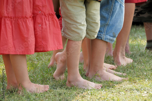 Foto: Kinderfüße, Kinder in Reih und Glied aufgestellt Kinderfüße, Kinder in Reih und Glied aufgestellt