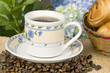 Tasa con cafe , granos de café y canasta de cafe