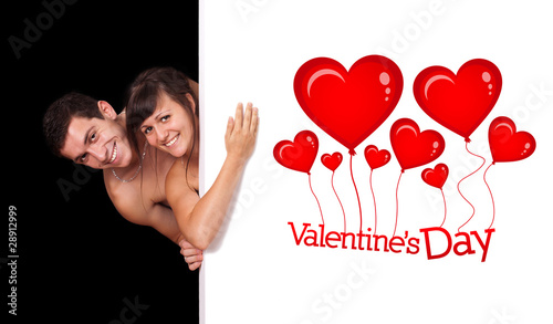 Foto: A cute couple behind a white wall A cute couple behind a white wall