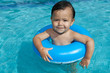 Baby mit Schwimmreifen