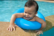 Baby mit Schwimmreifen