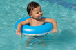 Baby mit Schwimmreifen