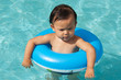 Baby mit Schwimmreifen