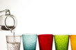 caraffa di acqua e bicchieri colorati