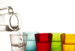 Caraffa di acqua e bicchieri colorati