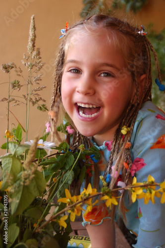 joven niña sonriendo en un jardín