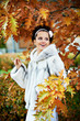 Foto: Style happy bride in autumn park Style happy bride in autumn park