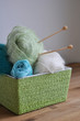 Pelotes de laine dans un panier