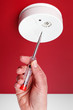 Foto: Installation eines Brandmelders Installation eines Brandmelders