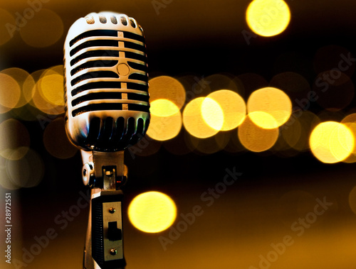 Illustration: fondo musical con microfono y luces de escenario fondo musical con microfono y luces de escenario