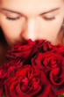 junge frau und rote rosen wundervoll