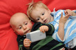 Zwei kleine Jungs mit Smartphone 06