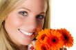 Foto: junge frau mit gerberastrauss junge frau mit gerberastrauss