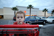 enfant dans un caddie
