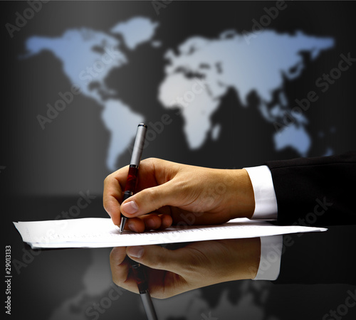 Foto: businessman's hand with pen businessman's hand with pen