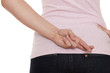 Junge Frau kreuzt Finger