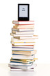 ebook reader auf einem stapel bücher